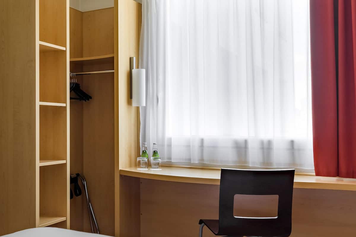 In-room safe, desk, soundproofing, free cribs/infant beds