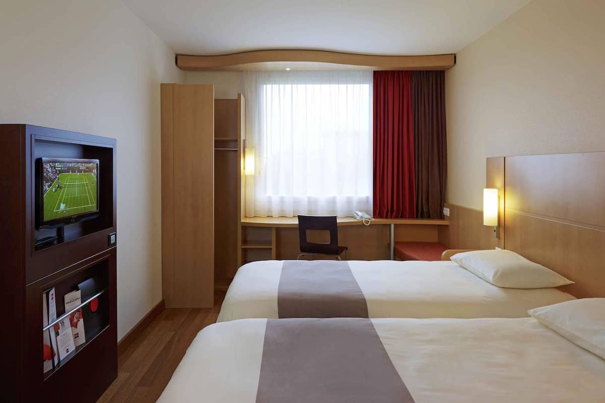 Rom – standard, 1 dobbeltseng | Safe på rommet, skrivebord, lydisolert og barnesenger (inkludert)