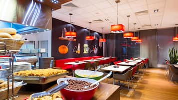 Daily buffet breakfast (PLN 55 per person)