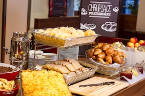 Daily buffet breakfast (PLN 55 per person)
