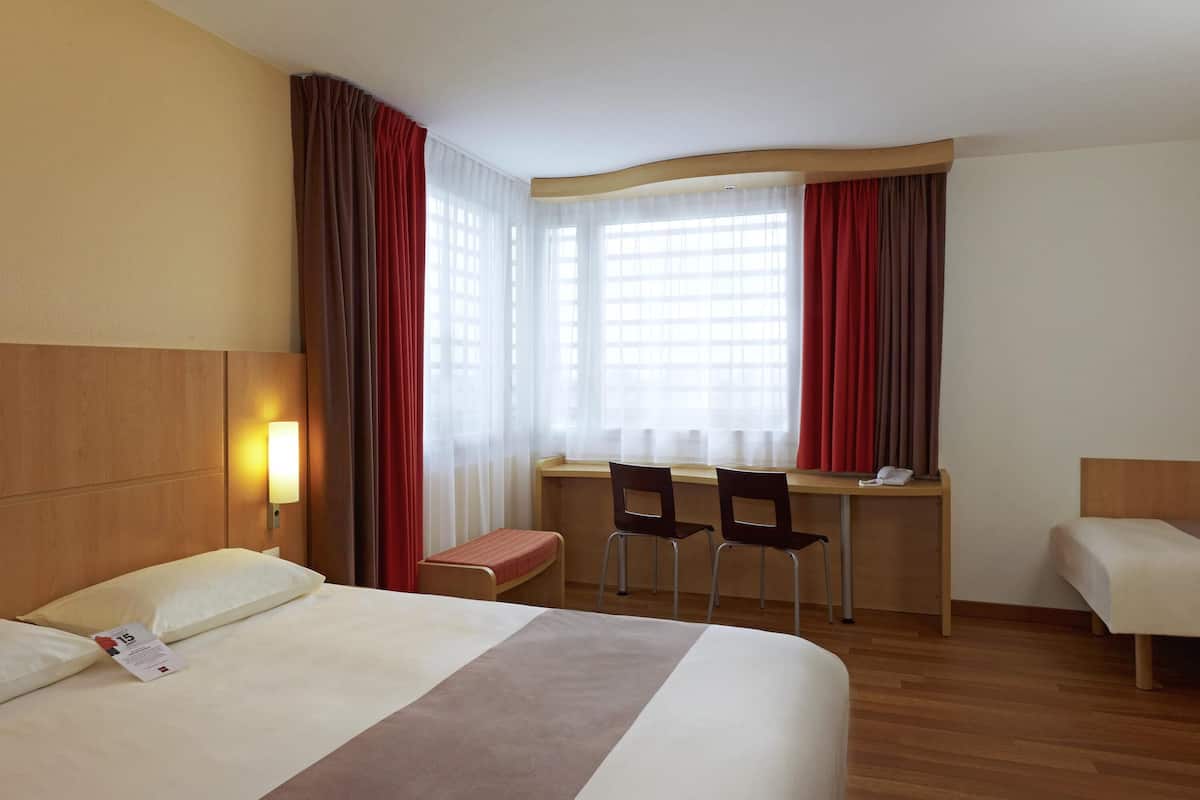 Standard Room, Multiple Beds | In-room safe, desk, soundproofing, free cribs/infant beds