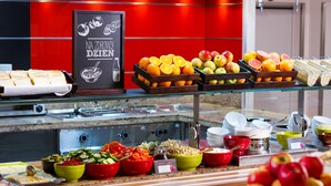 A buffet with various fruits, vegetables, and bread. - ibis Warszawa West Station (Warsaw)