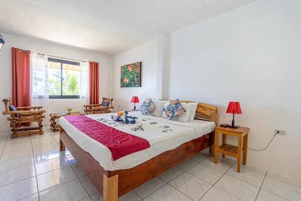 Minibar y cunas 