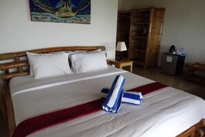 Minibar, cribs/infant beds