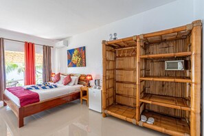 Minibar, cribs/infant beds