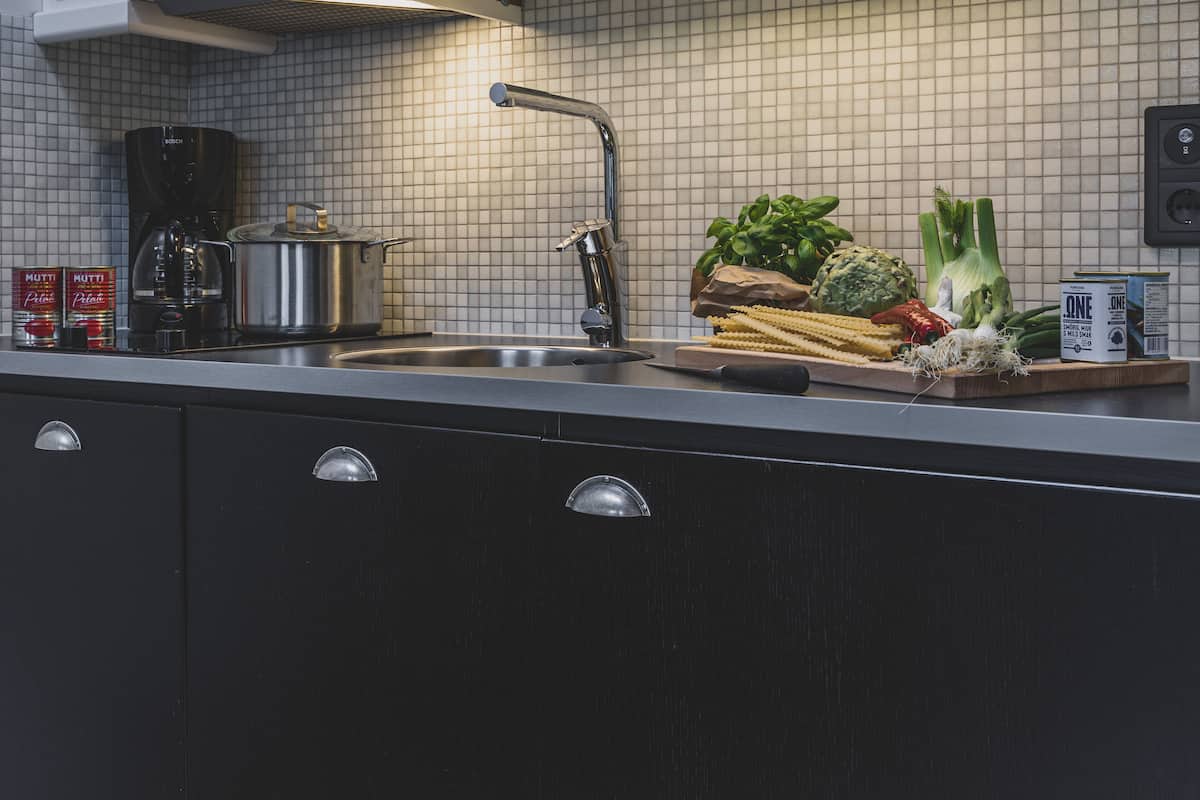 Studio Deluks | Dapur pribadi | Lemari es, microwave, kompor, dan mesin pencuci piring