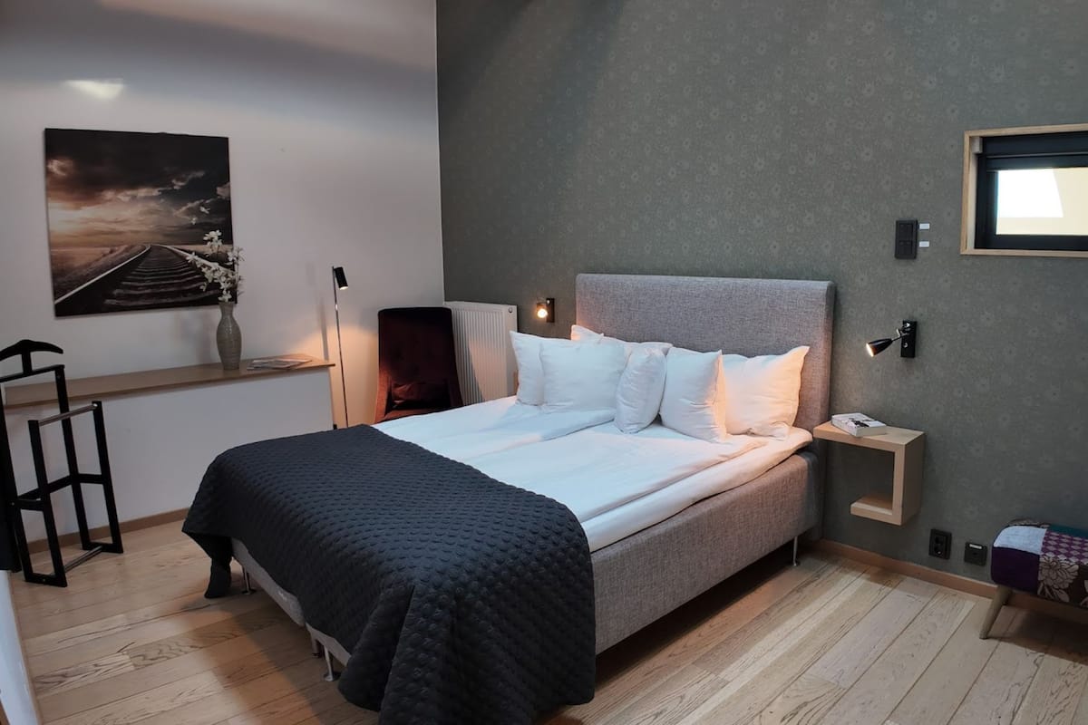 Studio Deluks | 1 kamar tidur, meja kerja, dan setrika/meja setrika