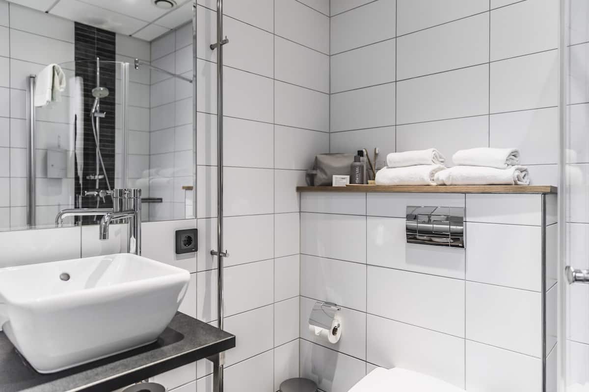 Pengering rambut dan handuk