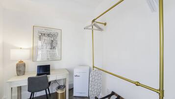 Suíte, 1 cama King (Self check-in) | Roupas de cama premium, edredons de pluma, camas com colchões pillow-top