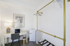 Suite, 1 kingsize bed (Self check-in) | Badkamer | Een douche, een hydromassagedouche, designer toiletartikelen