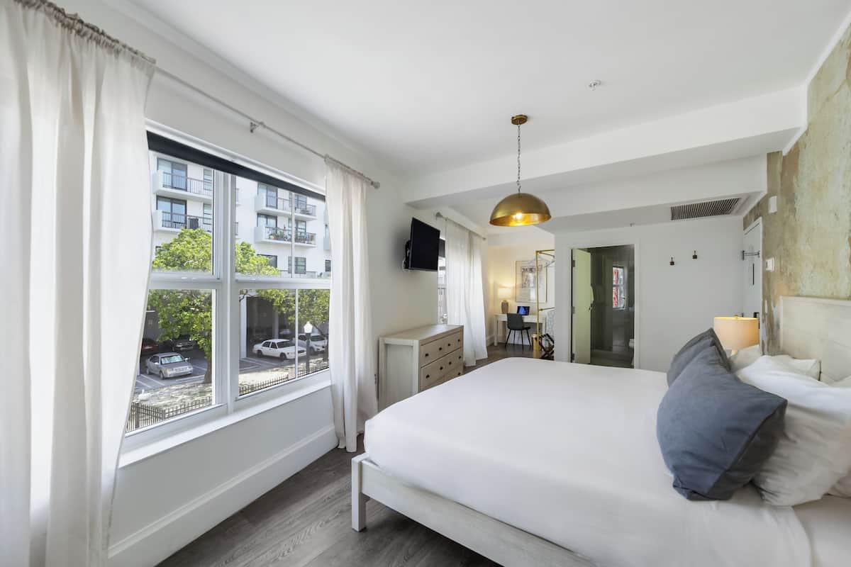 Suite, 1 kingsize bed (Self check-in) | Luxe beddengoed, donzen dekbedden, pillowtop-bedden