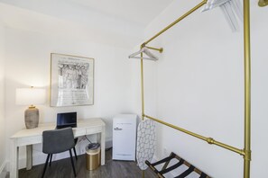 ห้องสวีท, เตียงคิงไซส์ 1 เตียง (Self check-in) | เครื่องนอนระดับพรีเมียม, ผ้านวมขนเป็ด, เตียงพร้อมฟูกเสริมที่นอน