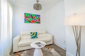 Suite clásica, 1 cama King size y sofá cama | 1 habitación, ropa de cama de alta calidad y edredón 