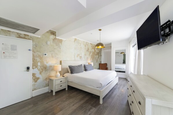 Suite, 1 King Bed (Self check-in) | Premium bedding, down comforters, pillowtop beds, in-room safe