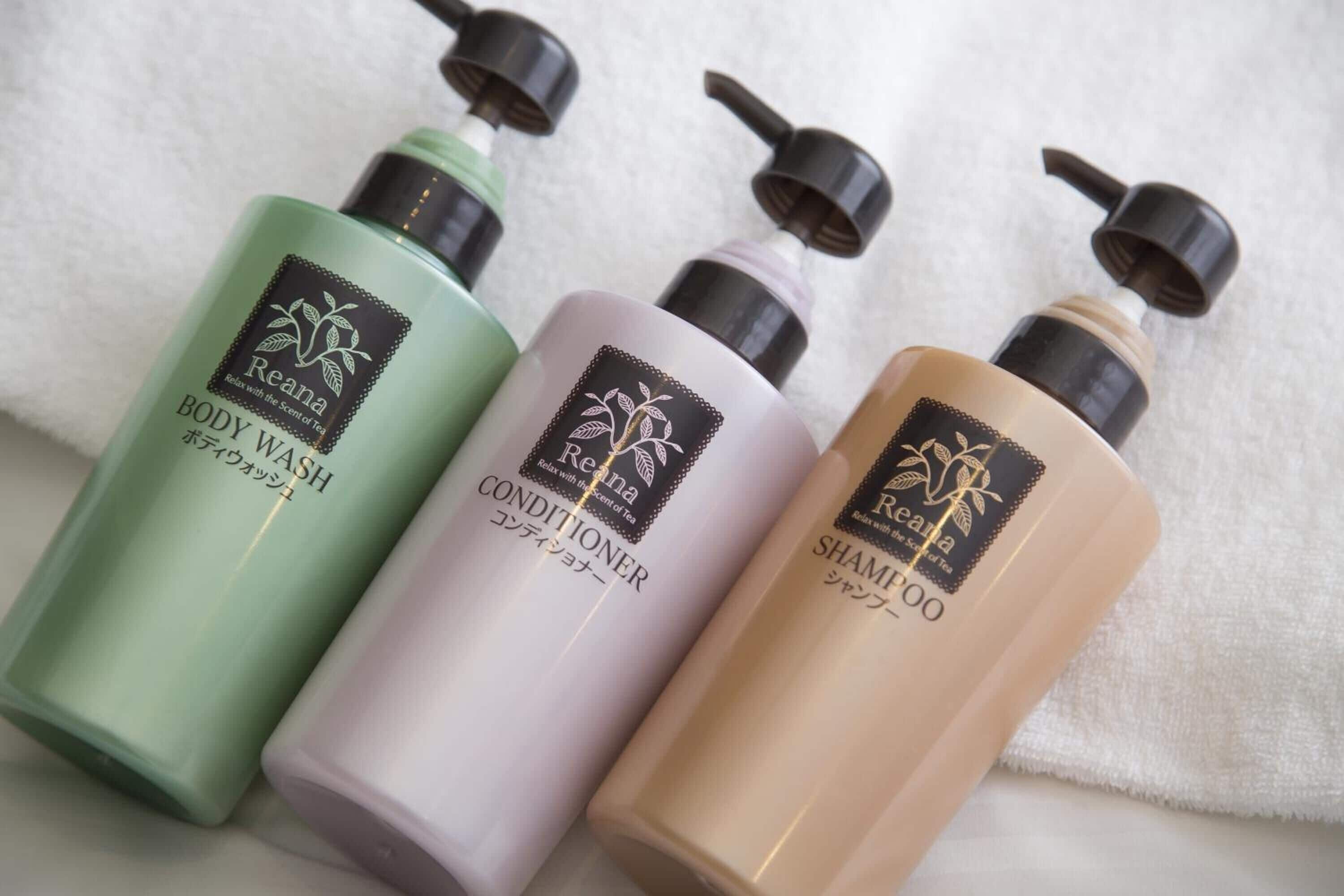 combined shower/bathtub, deep-soaking bathtub, free toiletries