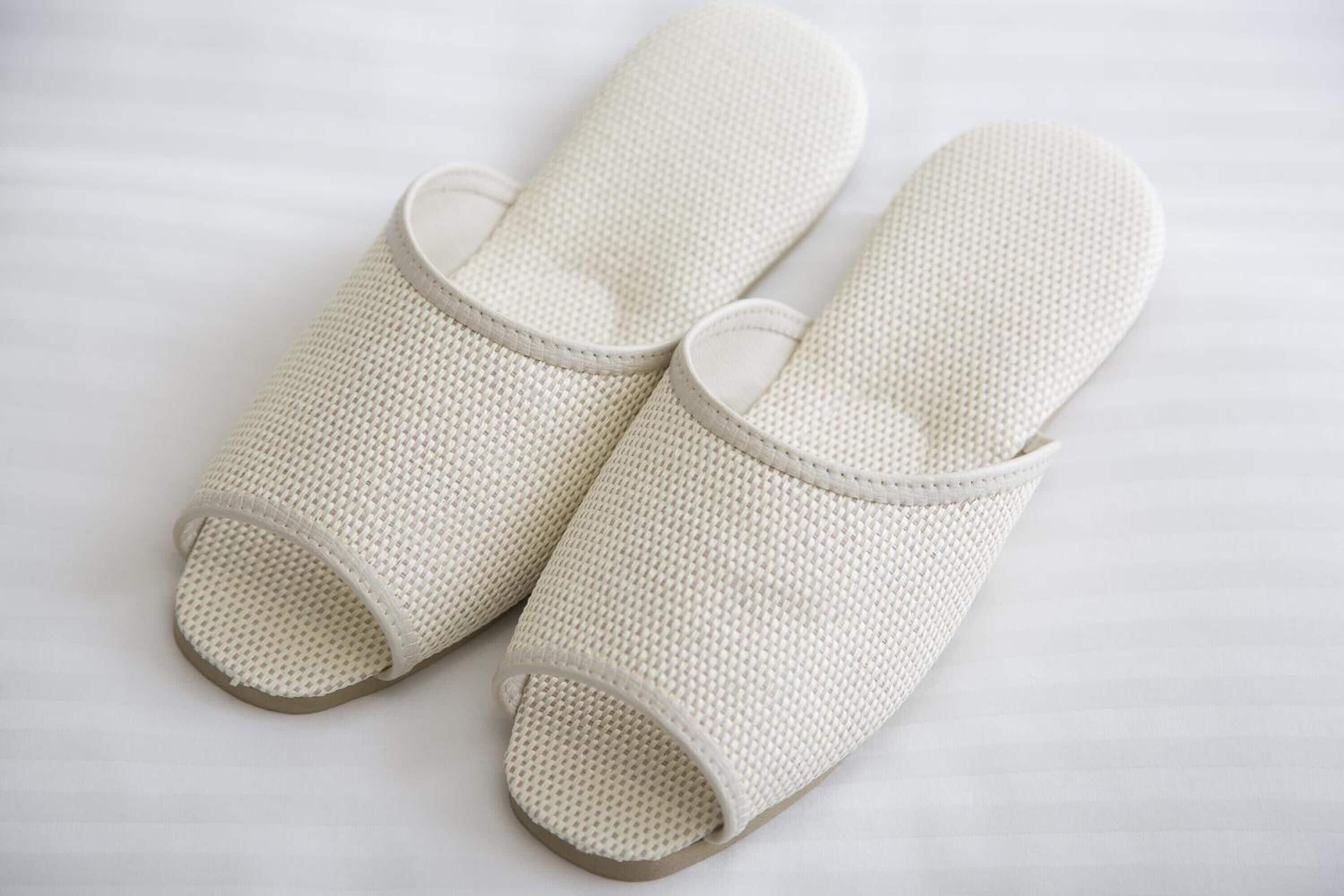 combined shower/bathtub, deep-soaking bathtub, free toiletries