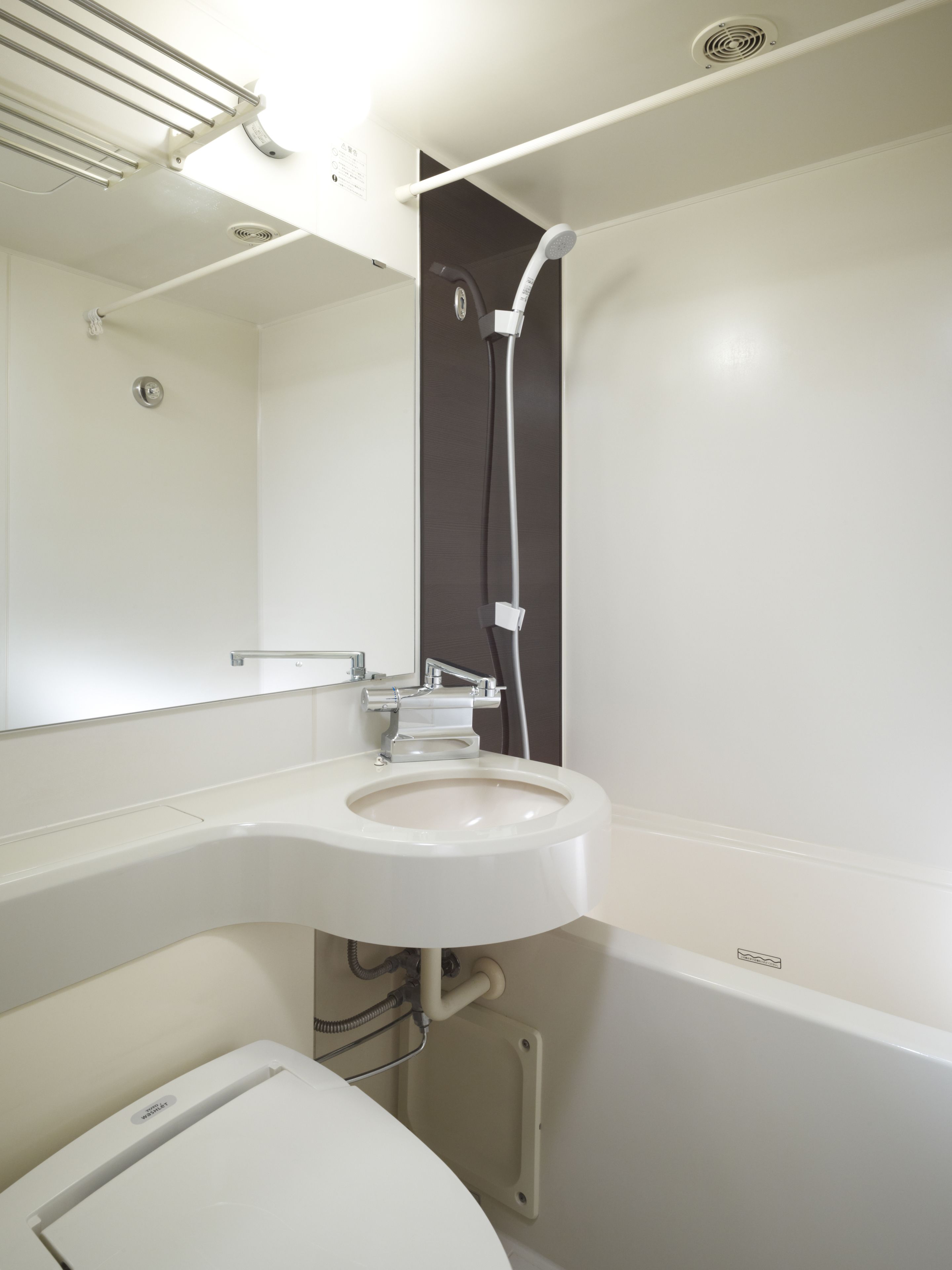 combined shower/bathtub, deep-soaking bathtub, free toiletries