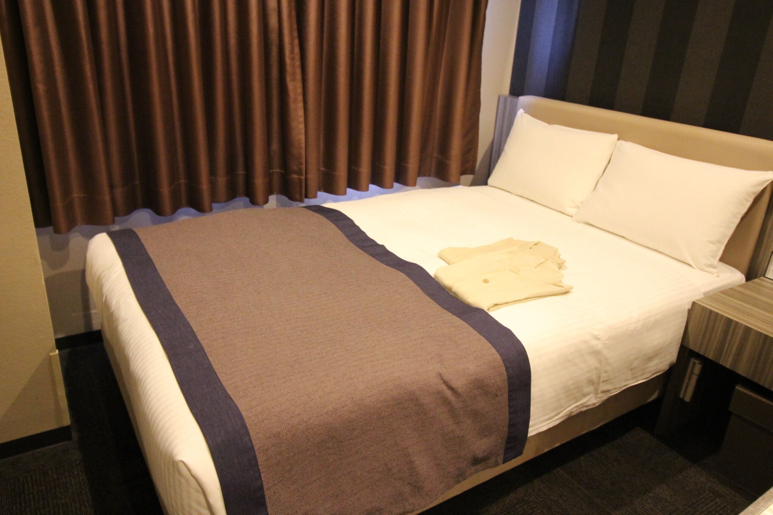 adjoining room for 2 single rooms, non smoking | down duvets, desk, laptop workspace, blackout curtains