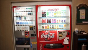 Una macchina distributrice con prodotti Coca-Cola e Marlboro.