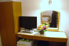 In-room safe, soundproofing, iron/ironing board, free WiFi