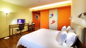 In-room safe, desk, blackout drapes, iron/ironing board - Garden Inn Liwan Lake Branch (Guangzhou)