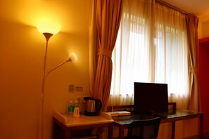 Habitación empresarial con 2 camas individuales | Escritorio, cortinas blackout, wifi gratis y ropa de cama 