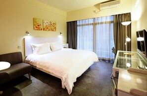 Habitación Business, 1 cama de matrimonio (Superior) | Minibar, caja fuerte, escritorio y cortinas opacas