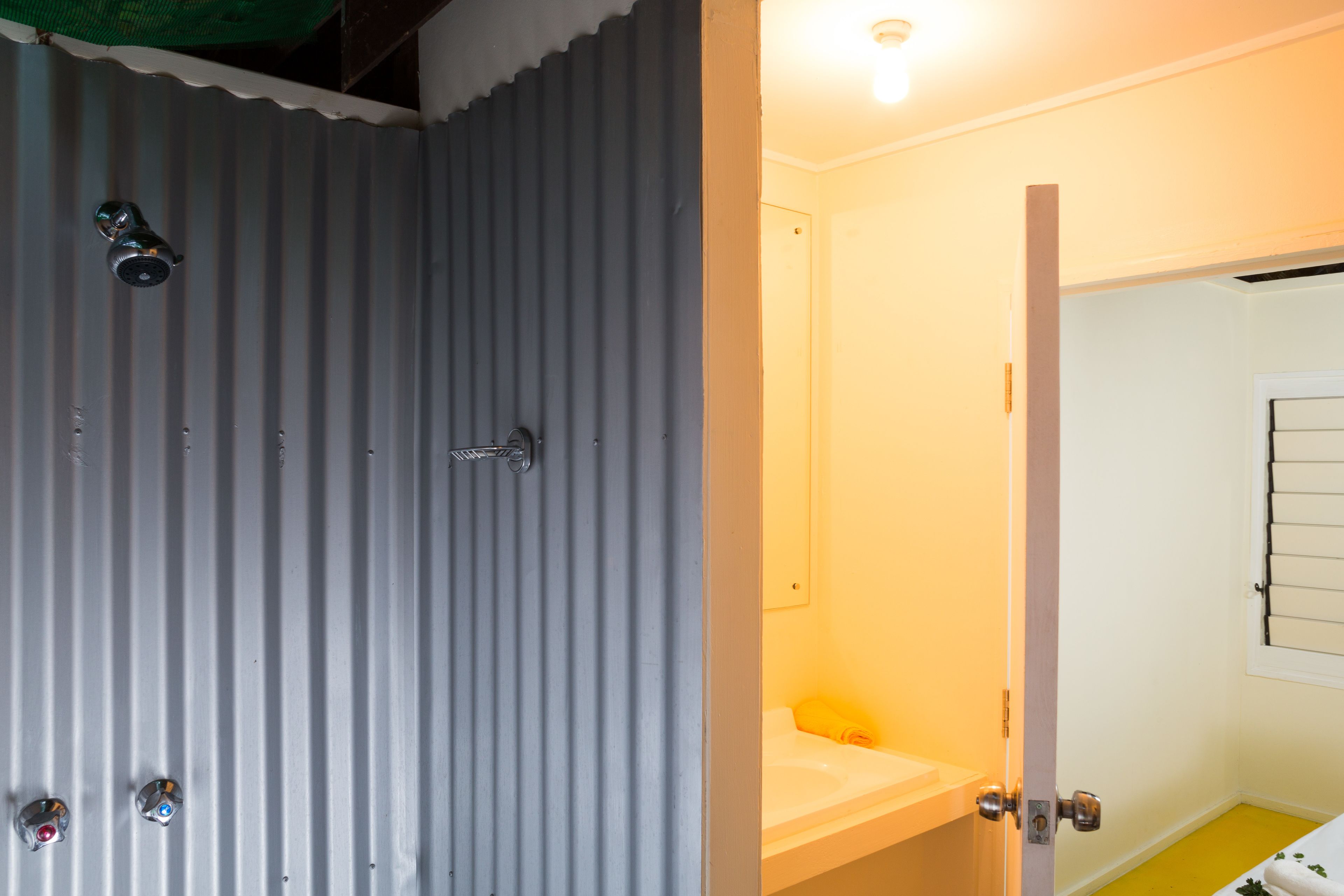 Ein Badezimmer mit Dusche, Waschbecken und Toilette.