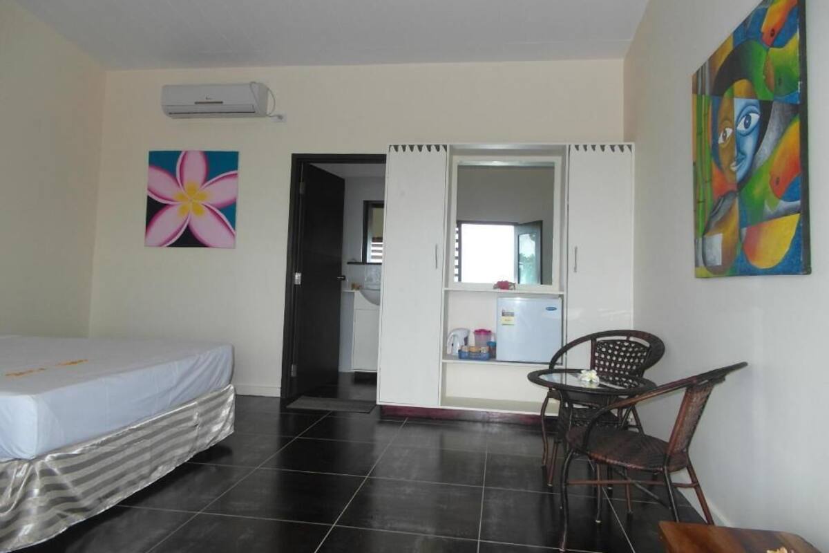 1 habitación, caja de seguridad en la habitación y escritorio