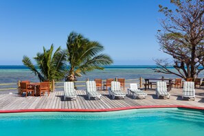 Terrace/patio - Funky Fish Beach & Surf Resort - Hostel (Malolo Island)