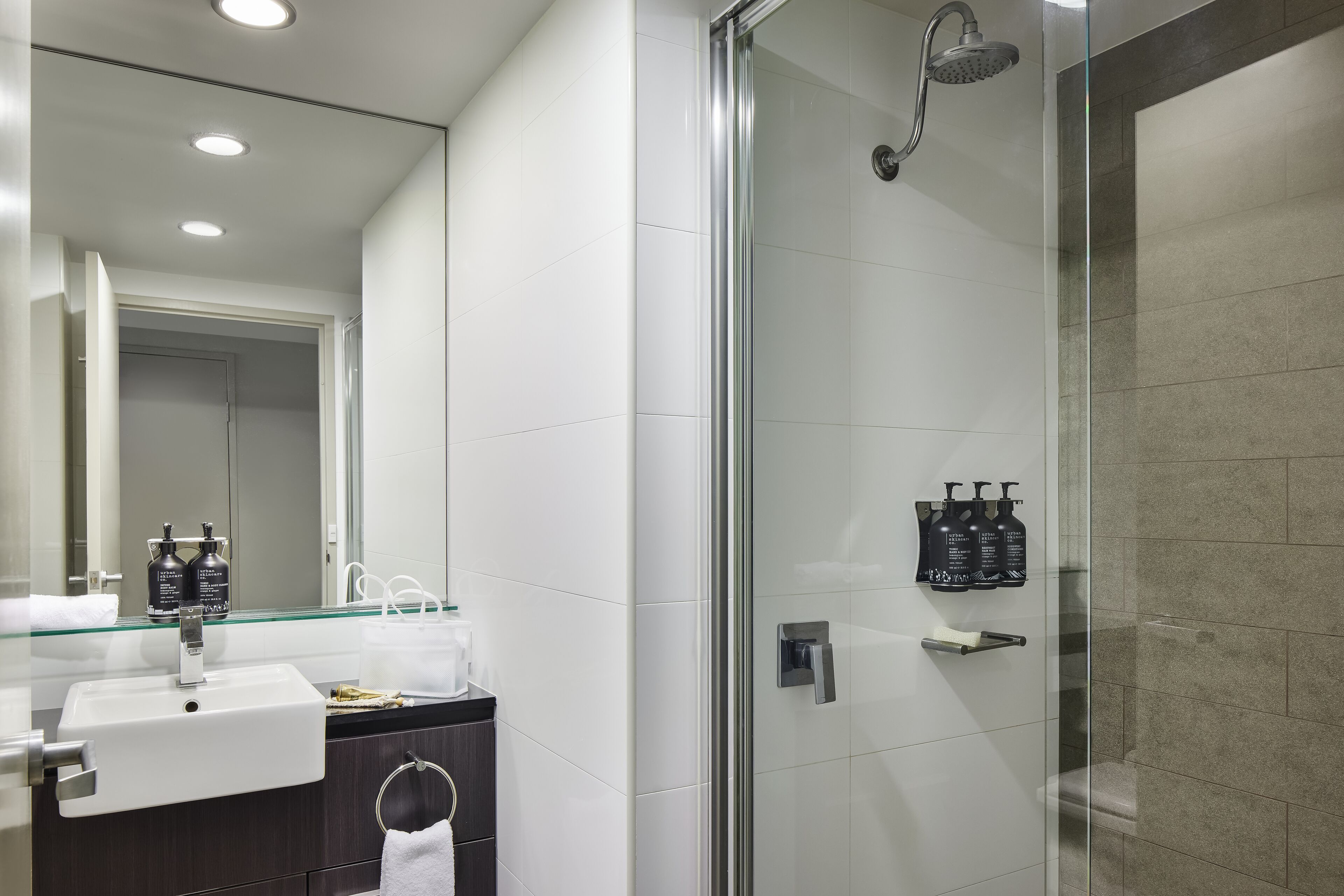 Regadera, amenidades de baño gratuitas, secadora de cabello, toallas 