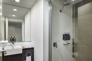 シャワー、バスアメニティ (無料)、ヘアドライヤー、タオル