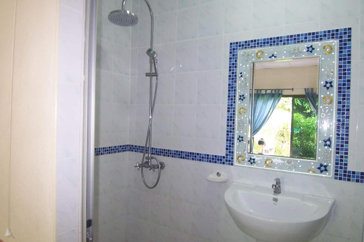 shower, rainfall showerhead, free toiletries, hair dryer