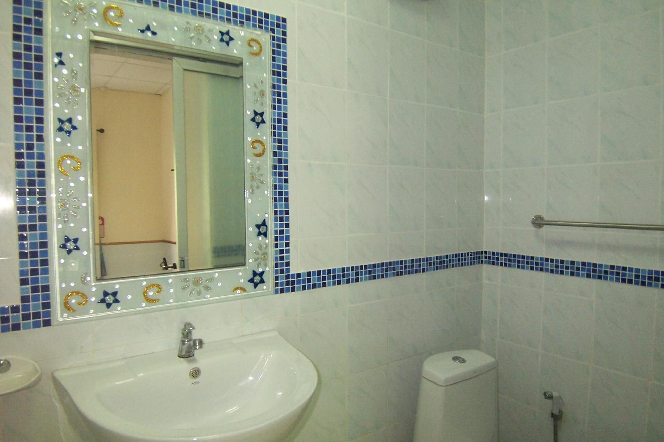 shower, rainfall showerhead, free toiletries, hair dryer