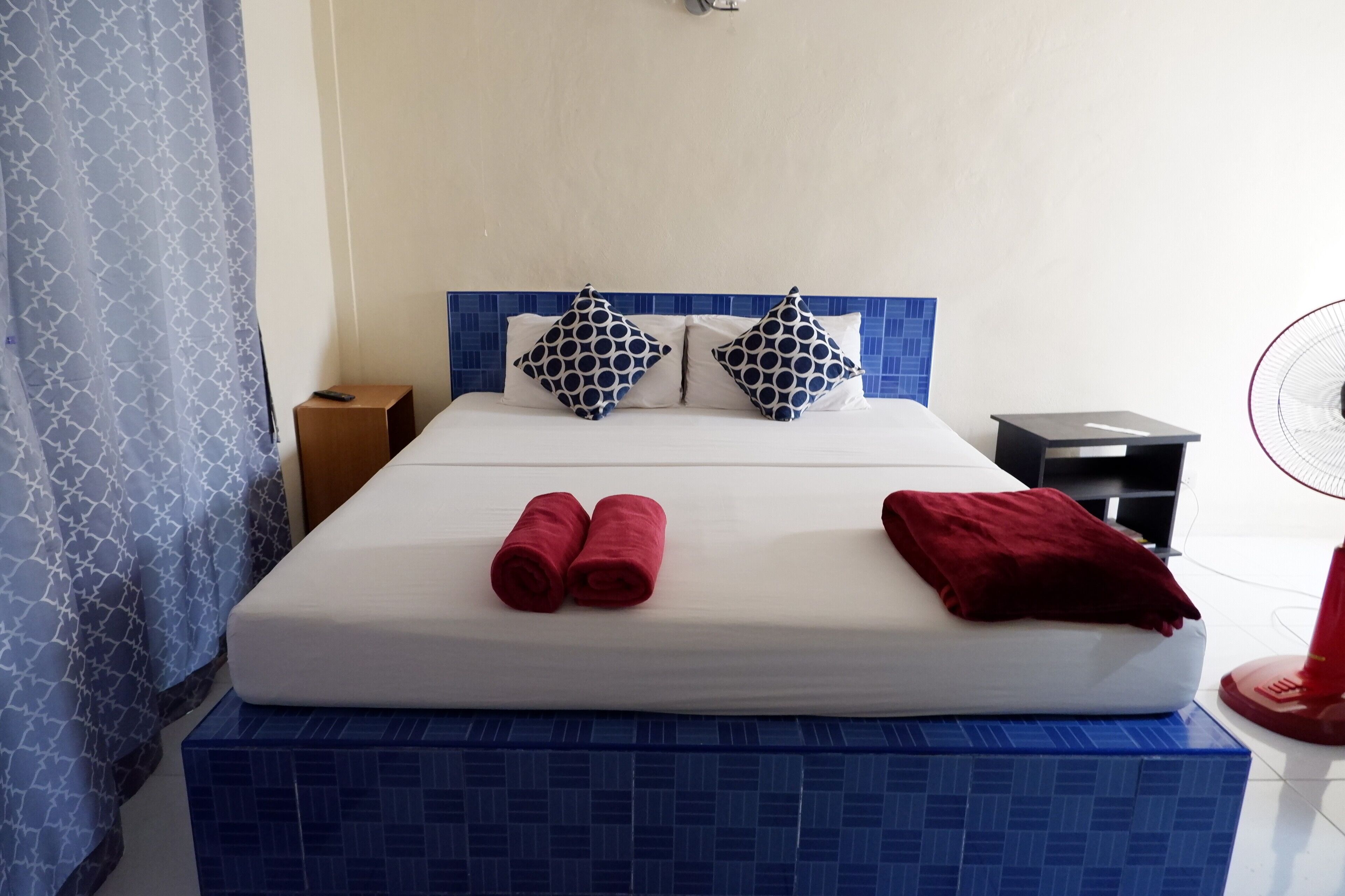 overnight fan room | in-room safe, desk, soundproofing, free cots/infant beds