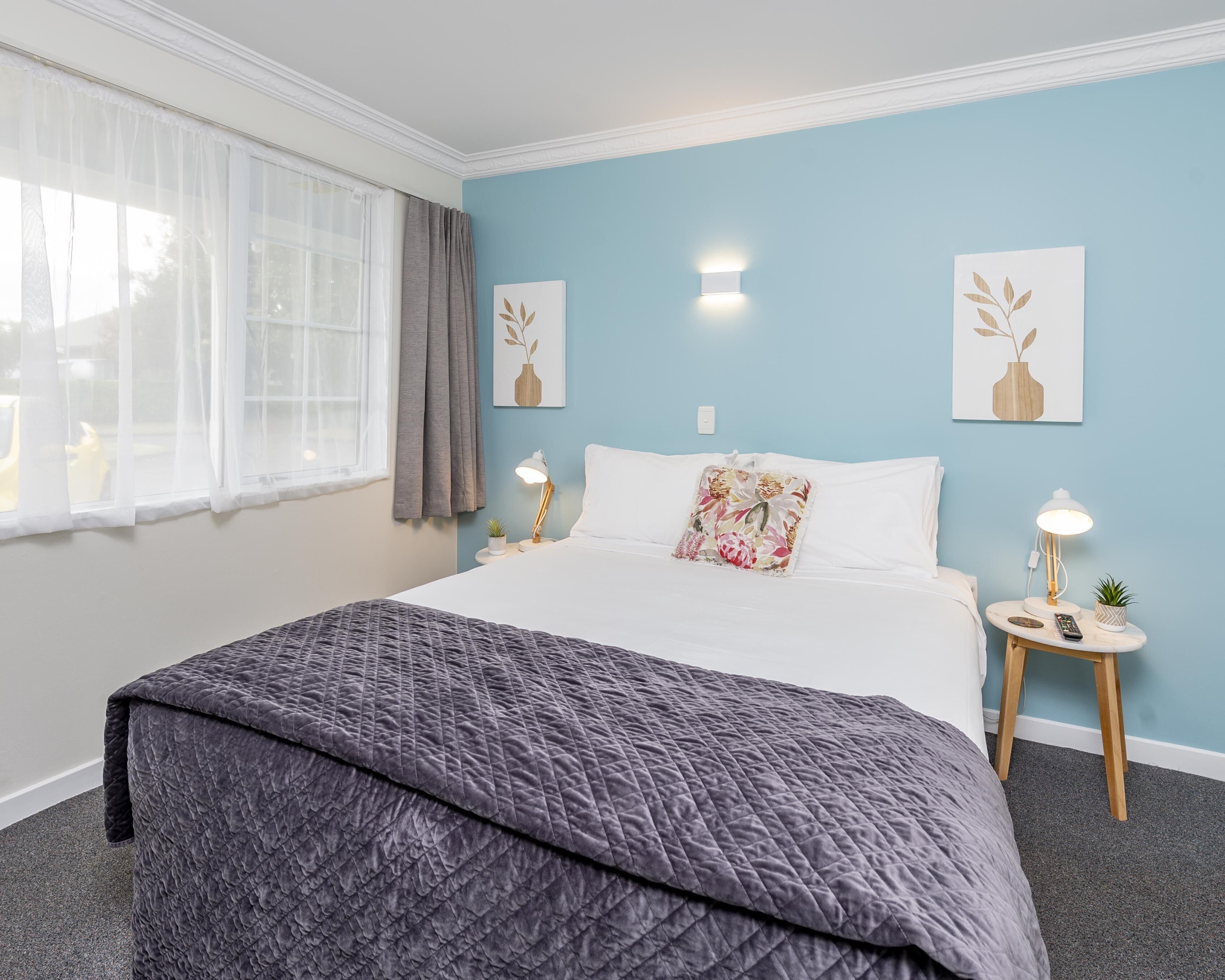 Iron/ironing board, free WiFi, bed sheets