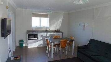 Réfrigérateur, micro-ondes, cafetiÚre/bouilloire, bouilloire électrique