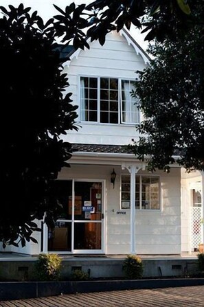 Property entrance - Kings Court Motel (Whanganui)