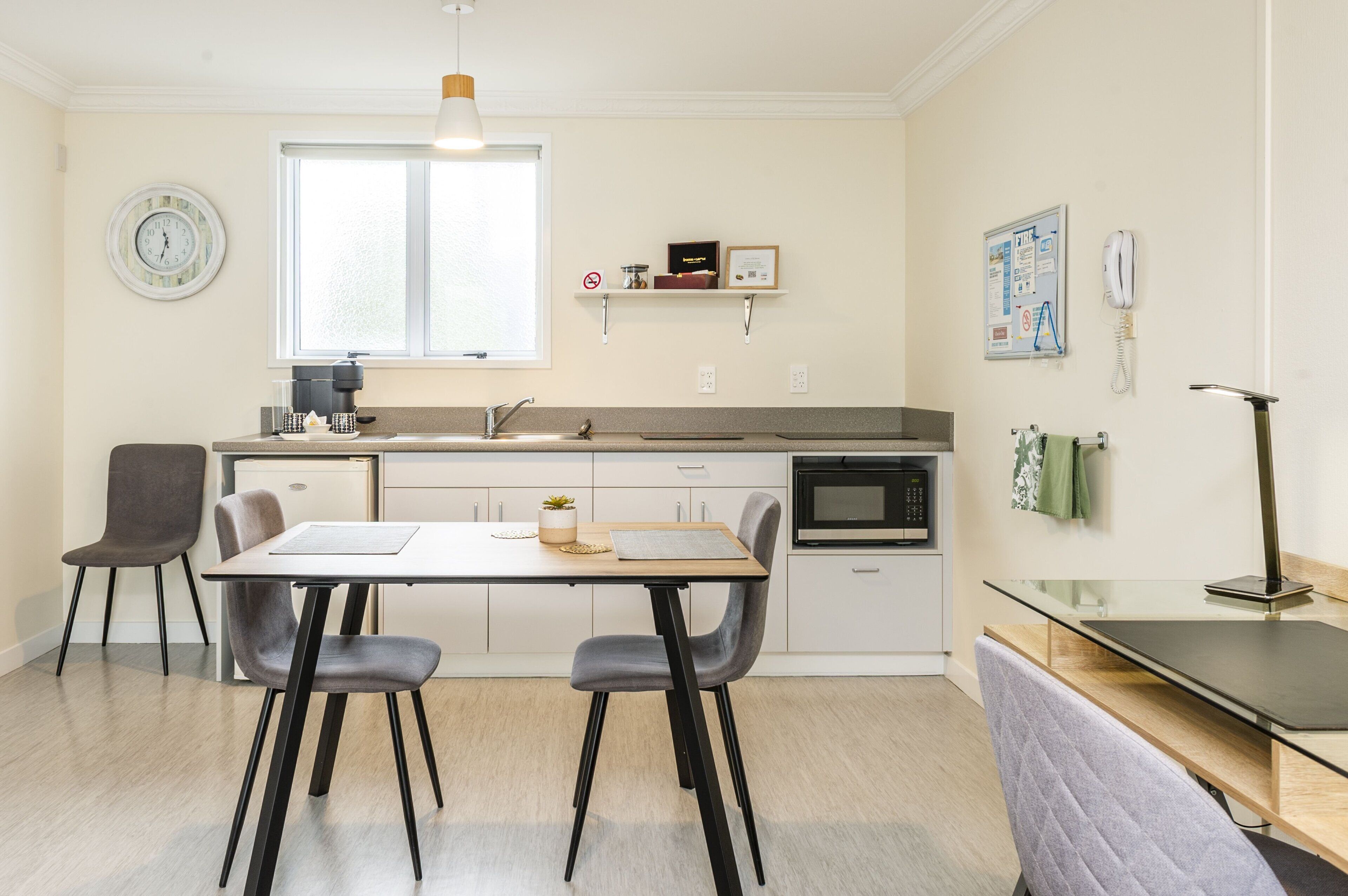 Réfrigérateur, micro-ondes, cafetière/bouilloire, bouilloire électrique