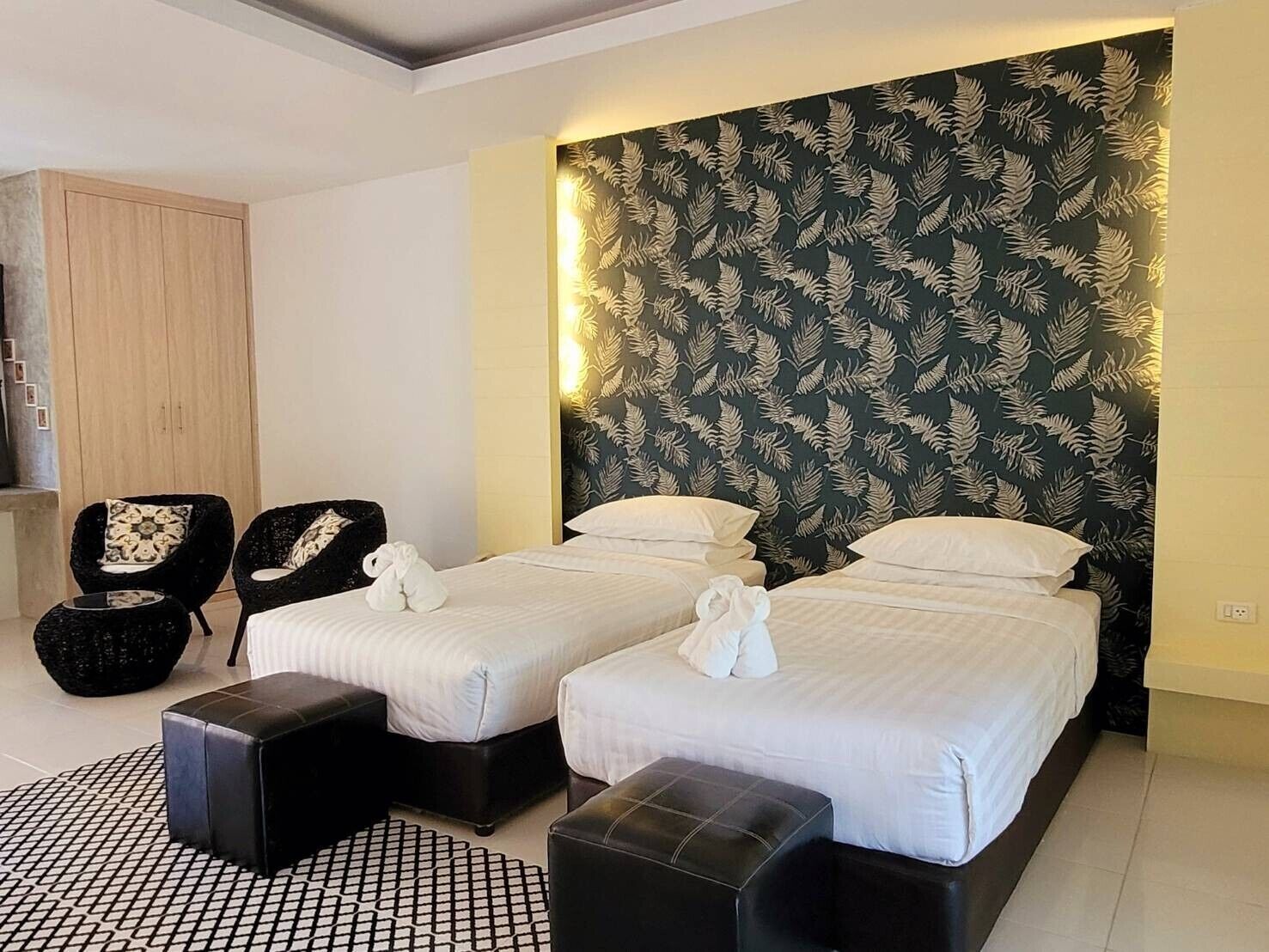 Premium Deluxe | Premium bedding, pillow-top beds, in-room safe, laptop workspace