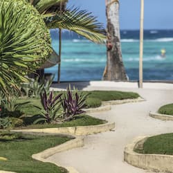 Na praia, areia branca, barracas de praia de cortesia, espreguiçadeiras