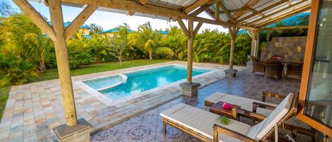 6 outdoor pools, free pool cabanas, pool loungers