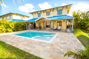 6 piscines extérieures, cabanons gratuits, chaises longues