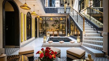 Maison privatisée Black Pearl | Living area | 32-inch flat-screen TV with satellite channels, TV, pay films