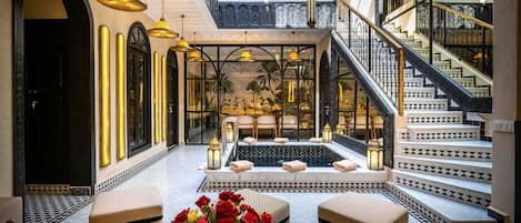 Maison privatisée Black Pearl | Living area | 32-inch flat-screen TV with satellite channels, TV, pay films