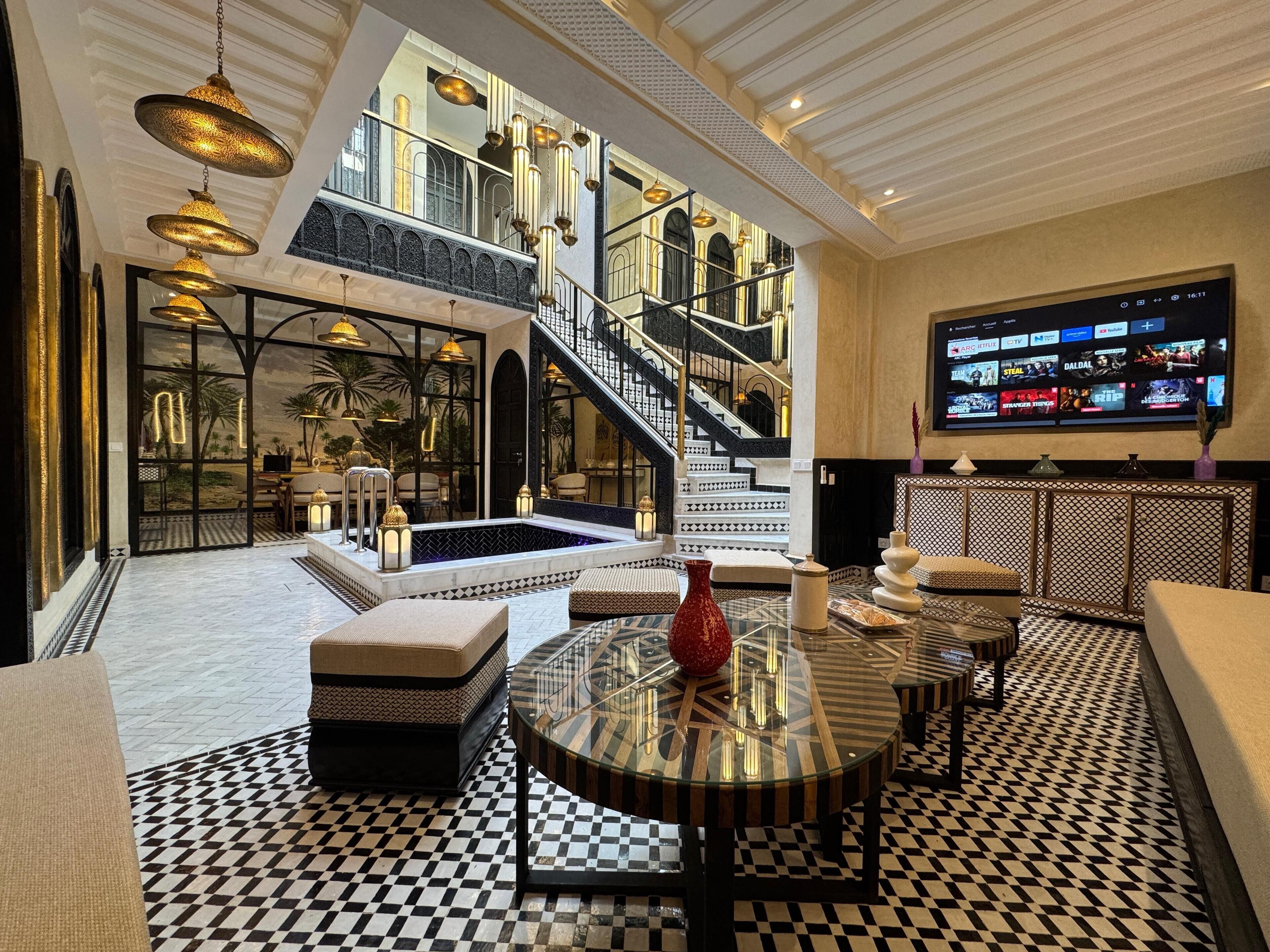 Casa exclusiva | Área de sala de estar | Televisión de pantalla plana de 32 pulgadas con canales vía satélite 