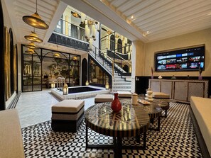 Televisión de pantalla plana, películas con cargo