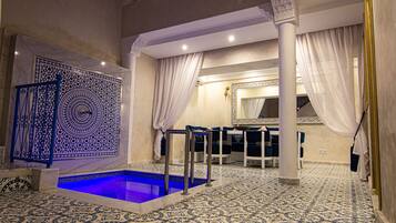 Deluxe Townhome | Courtyard view