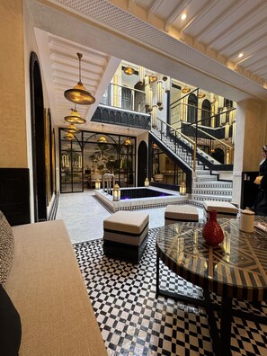 Exclusive-talo | Oleskelualue | 32–tuumainen taulutelevisio, jossa satelliittikanavat