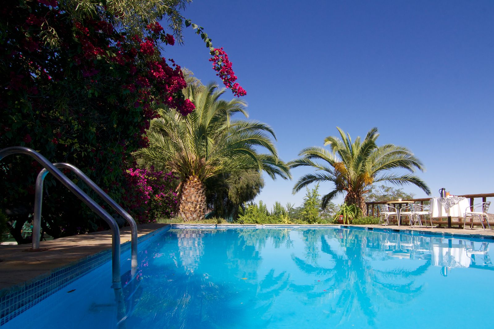 Een seizoensgebonden buitenzwembad en parasols bij het zwembad